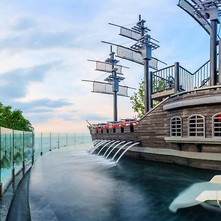 Somerset Pattaya Exteriér fotografie The pirate ship at the park