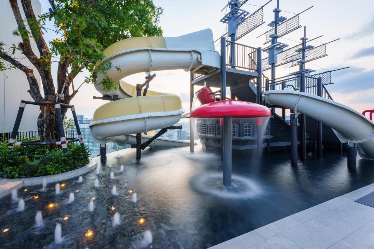 Somerset Pattaya Exteriér fotografie Water slide at the rooftop pool