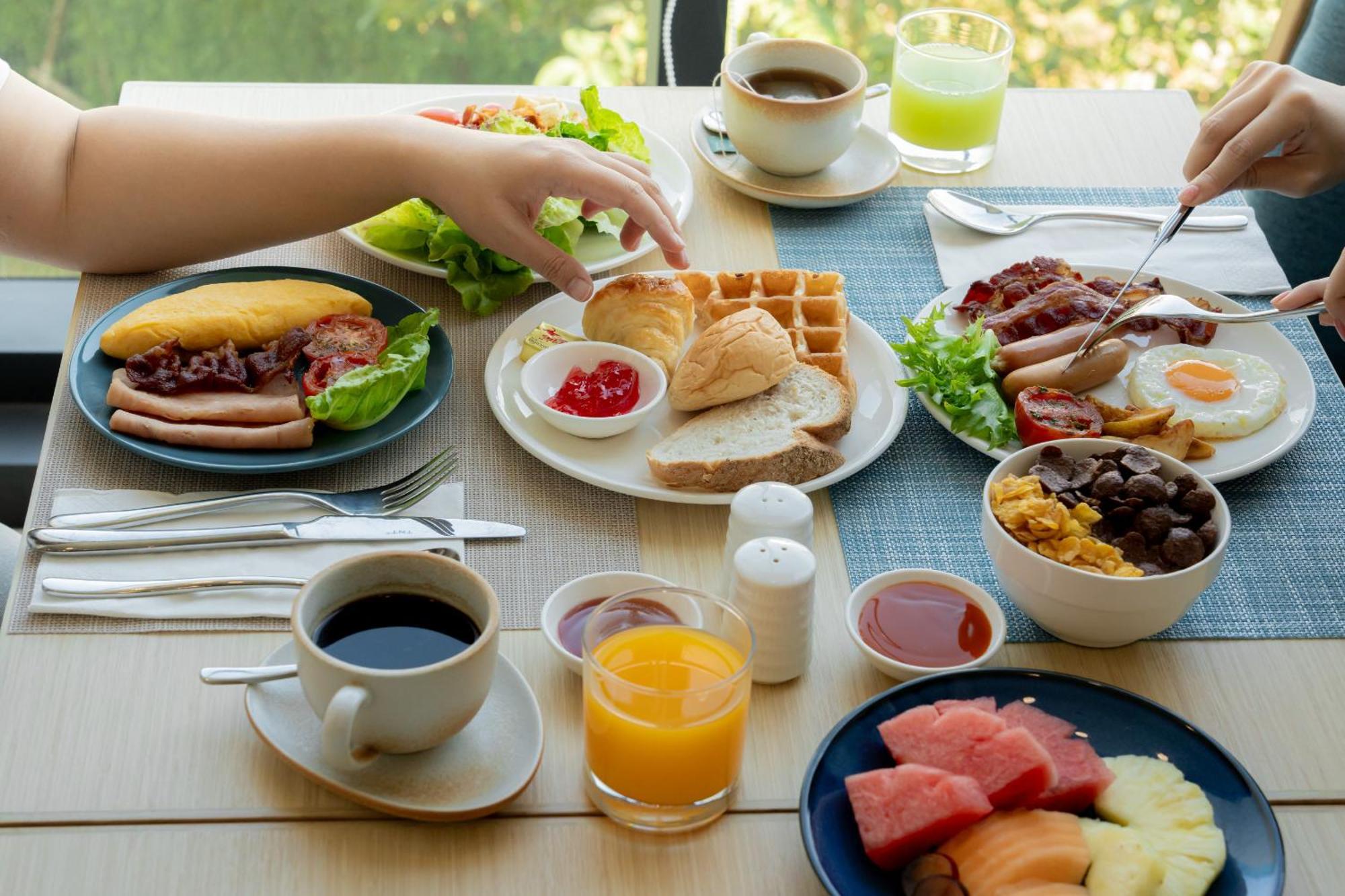 Somerset Pattaya Exteriér fotografie A typical American breakfast