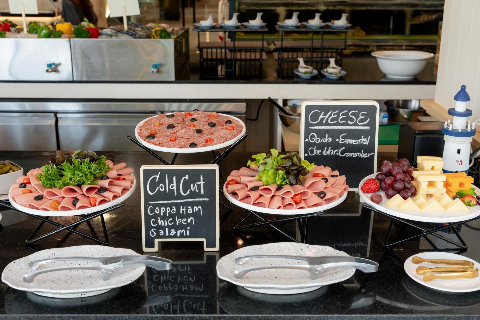 Somerset Pattaya Exteriér fotografie A buffet with cold cuts and cheese