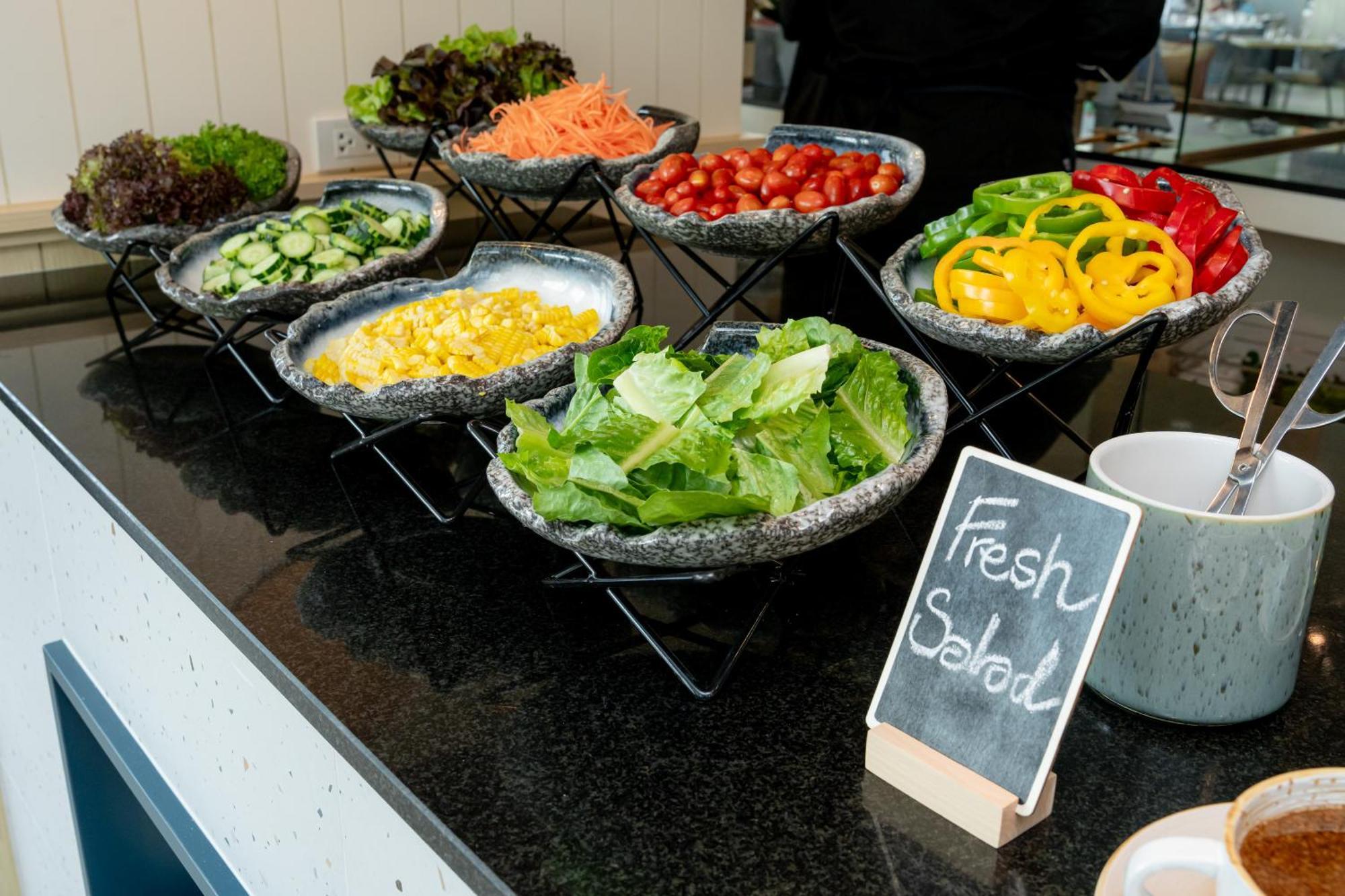 Somerset Pattaya Exteriér fotografie A salad bar