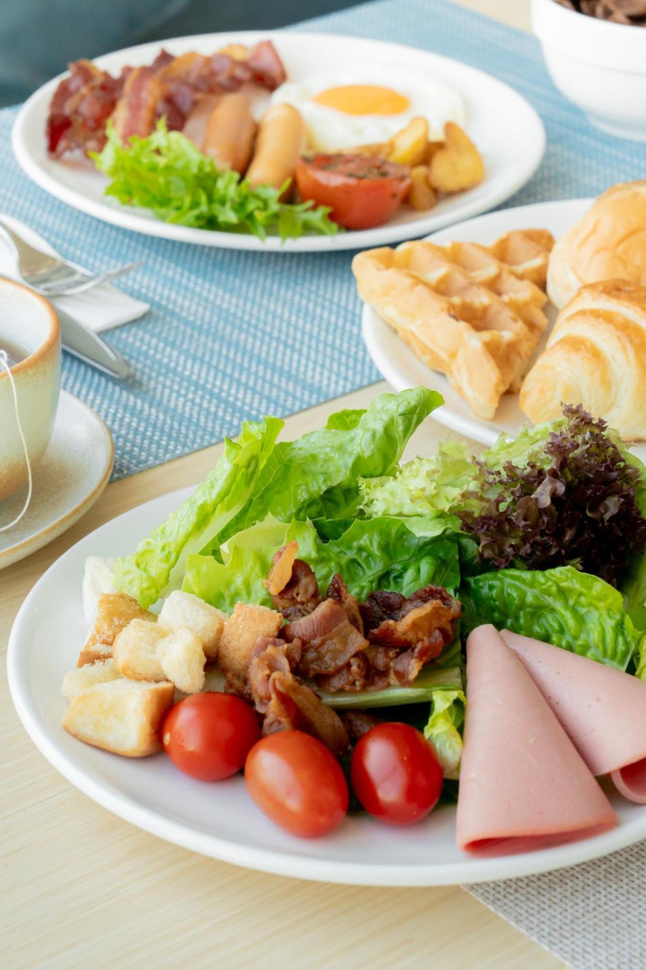 Somerset Pattaya Exteriér fotografie A salad with bacon