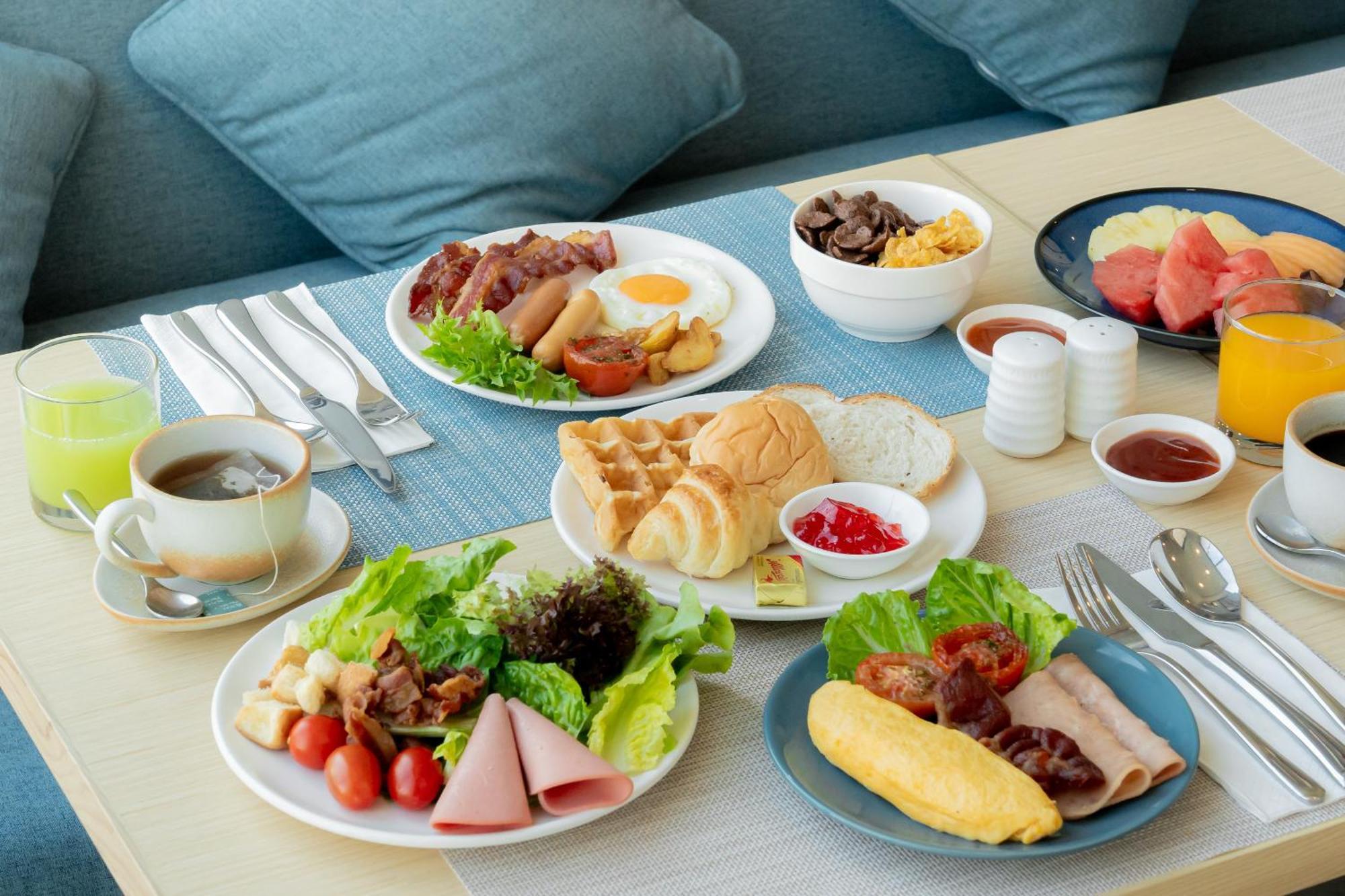 Somerset Pattaya Exteriér fotografie A typical Western breakfast